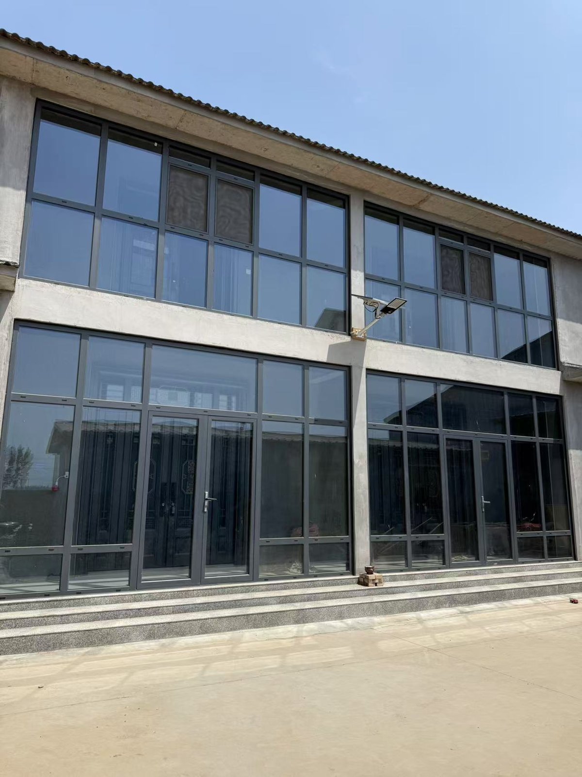 博悦系统门窗办公楼实景，大面积落地窗